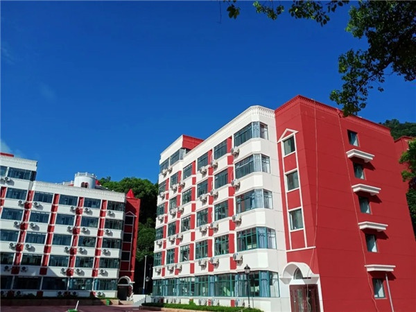 坐落于国家森林公园内的学生宿舍，究竟长什么样... ...