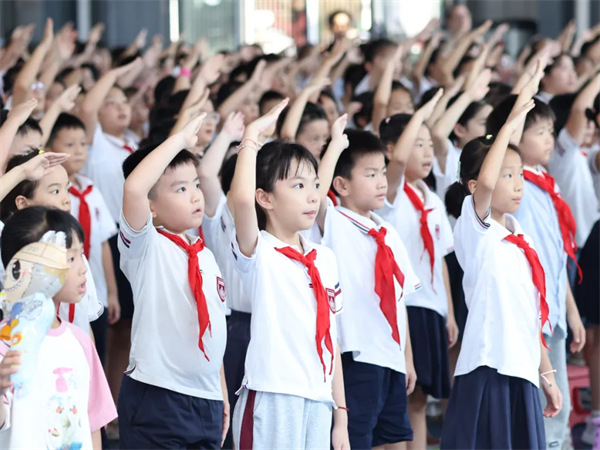 液氮火箭筒“冒烟”！机器人PK武术冠军？这真的是开学典礼？！