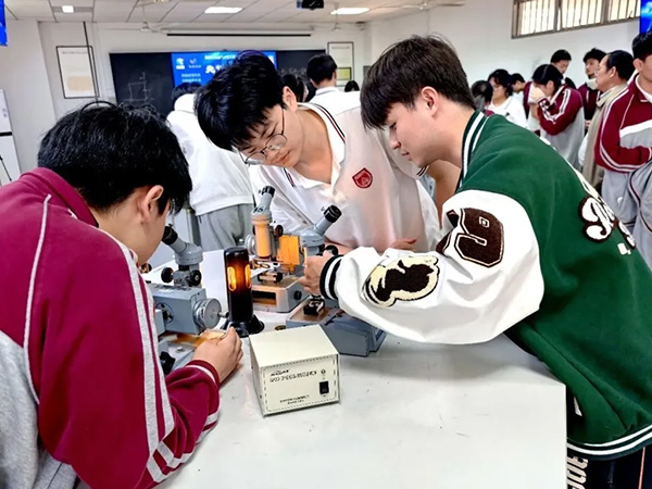 原来物理这么好玩！看这群高中生如何测出一根头发的厚度